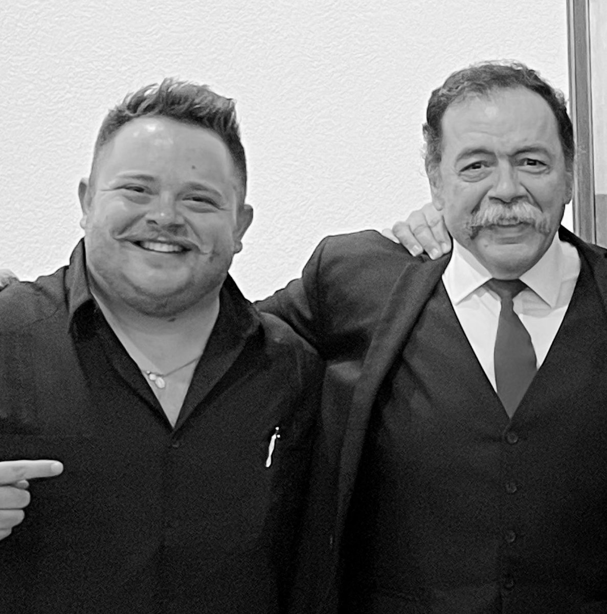 RodrigoDLCadena's tweet photo. Lamento muchísimo la partida de mi amigo, colega y maestro Alberto Ángel “El Cuervo”, quien a pesar de la enfermedad nunca dejó de tener el coraje suficiente para mantenerse en activo hasta el último día. tu maravillosa voz, cultura y conocimiento le dieron luz a México. DEP. https://t.co/UqNnylB9xf
