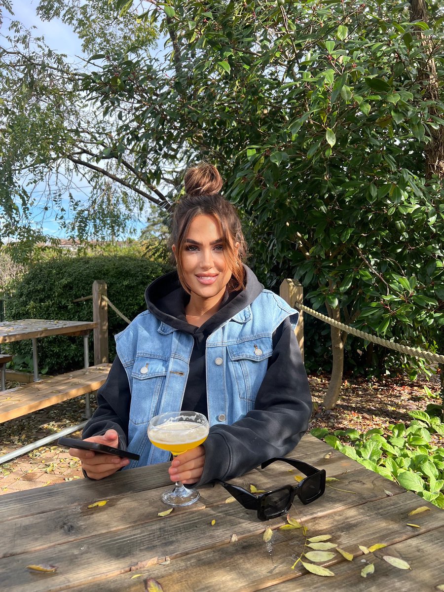 CharlotteGates's tweet photo. Happy Tuesday 🍸🍃 https://t.co/KKTzvSh4uf