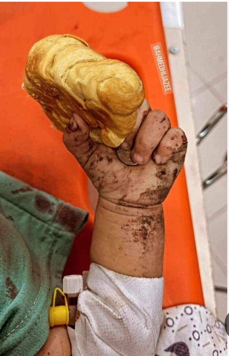 1Fali9's tweet image. من يُطْعِم طِفْلِي من جوعٍ 
والحربُ عليهِ قدْ قامتْ 

ناداني بٍقلبّ موجوعٍ 
وعيوني عنه قد نامت 

يا أمي بصوت مسموعٍ 
لكن الحربَ قدْ دامتْ 

اعطيني الخبزَ لآكُلُهُ 
أمعائي من جوعي عانَتْ