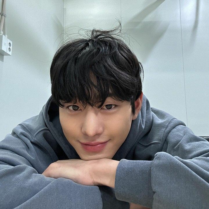 jam sudah menunjukkan waktunya ngebucin