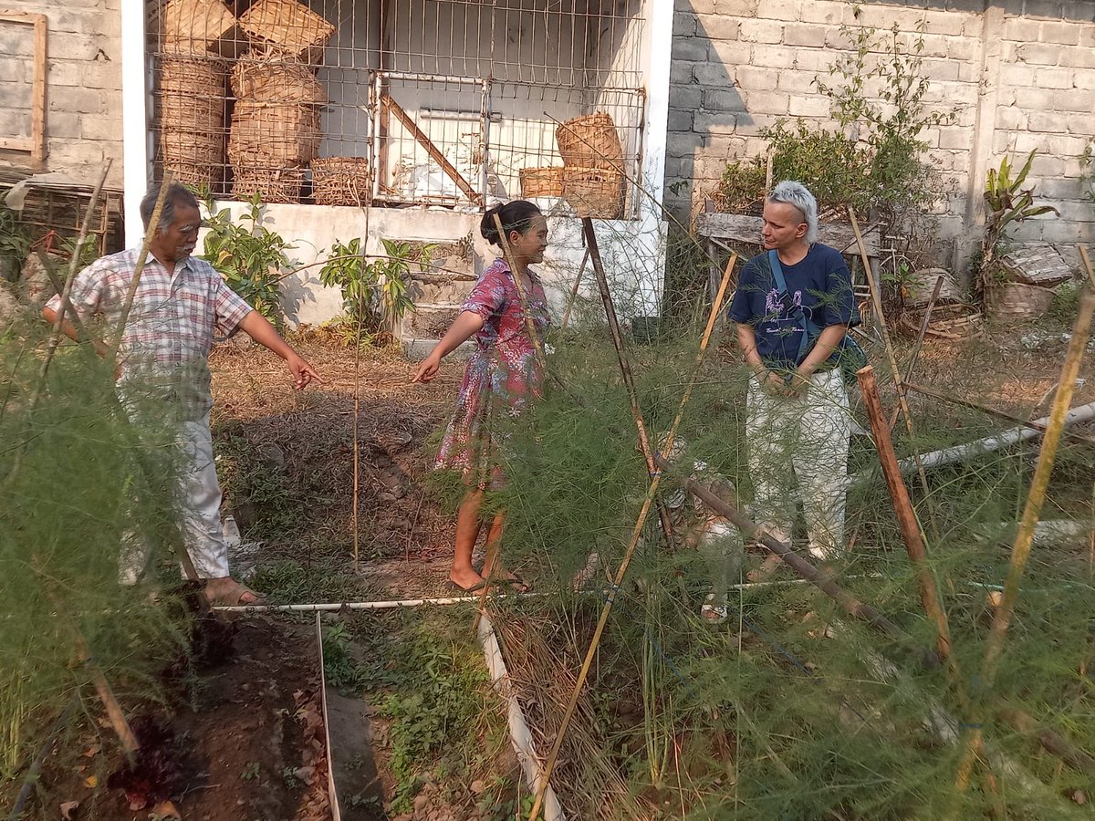 Adi_Mica's tweet image. No local ethnography without properly going into the field. Liaison in the making with researchers and alumni of
@UGMYogyakarta
. A former student of marketing made a comprehensive intro to bio-farming and teaching of social policy at her uni.  . #FailureLab