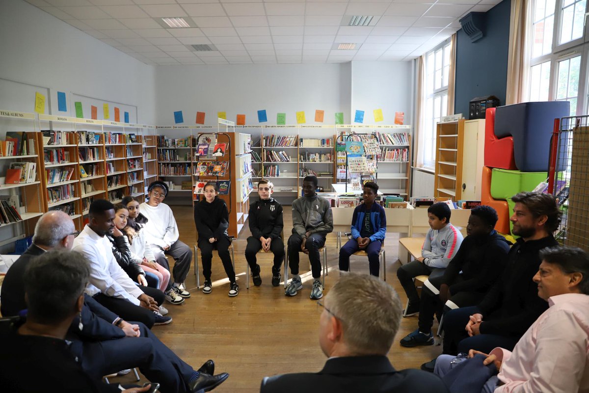 CKerrero's tweet photo. #VacancesApprenantes au collège Gérard Philipe (18e)🎓 J’ai assisté aux ateliers d’approfondissement en mathématiques des 6ème et 3ème.

➡️ 230 élèves bénéficient du dispositif "École ouverte" dans l'académie de Paris. Un soutien scolaire précieux dédié aux savoirs fondamentaux ! https://t.co/sKcGIGiVdJ