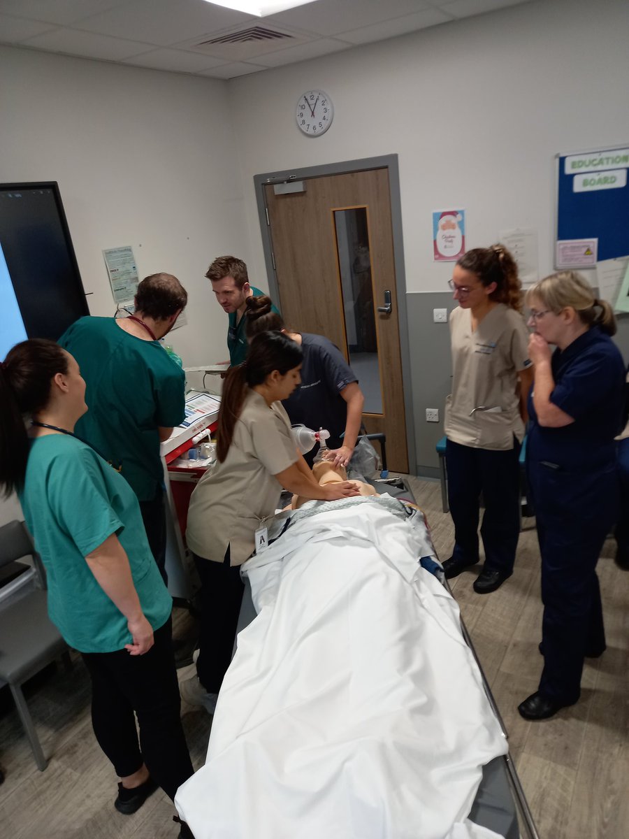 Simulation session today on Acute Medicine. Wide range of professions including Consultants, senior and junior doctors, ACP's, PA'S and medical students.  

Great engagement and learnings
@ozzyadidas @KellyFr99470355 @FirozaAdam2 @lesley_gaw @ELHT_DERI @DaveSim44100531 @AMU_ELHT