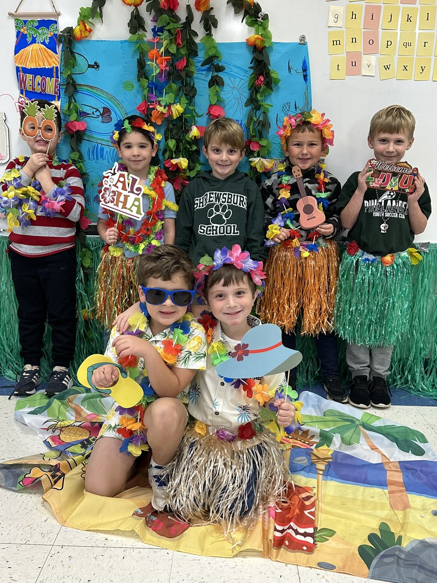 Watts_NMES's tweet photo. Last annual Hawaiian Luau with my favorite Kindergarten bunch! 
🌸 🌴 🏖️ ☀️ 🌺 💚 #MakingLearningFun https://t.co/4cWXlmzt0z