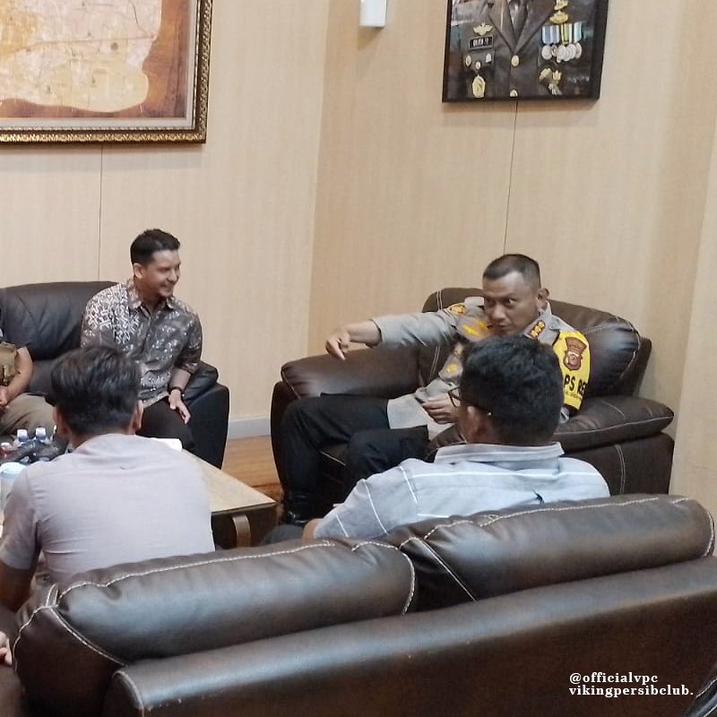 Tadi Pagi, Viking Persib Club bertemu dengan Kapolrestabes Kota Bandung beserta jajarannya. Tujuan dari pertemuan ini adalah, untuk menciptakan sinegritas antara suporter dan pihak keamanan agar terciptanya kondusifitas saat pertandingan sepak bola dan bisa berjalan dengan