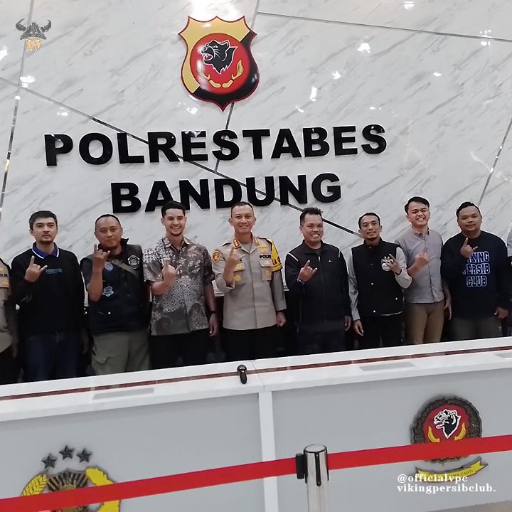 officialvpc's tweet photo. Tadi Pagi, Viking Persib Club bertemu dengan Kapolrestabes Kota Bandung beserta jajarannya. Tujuan dari pertemuan ini adalah, untuk menciptakan sinegritas antara suporter dan pihak keamanan agar terciptanya kondusifitas saat pertandingan sepak bola dan bisa berjalan dengan lancar. 

Karena pada hakikatnya, Suporter dan pihak keamanan merupakan aspek yg tidak bisa dipisahkan dalam penyelenggaraan pertandingan sepakbola. 

Terima kasih atas silaturahmi dan diskusinya @RESTABES_BDG