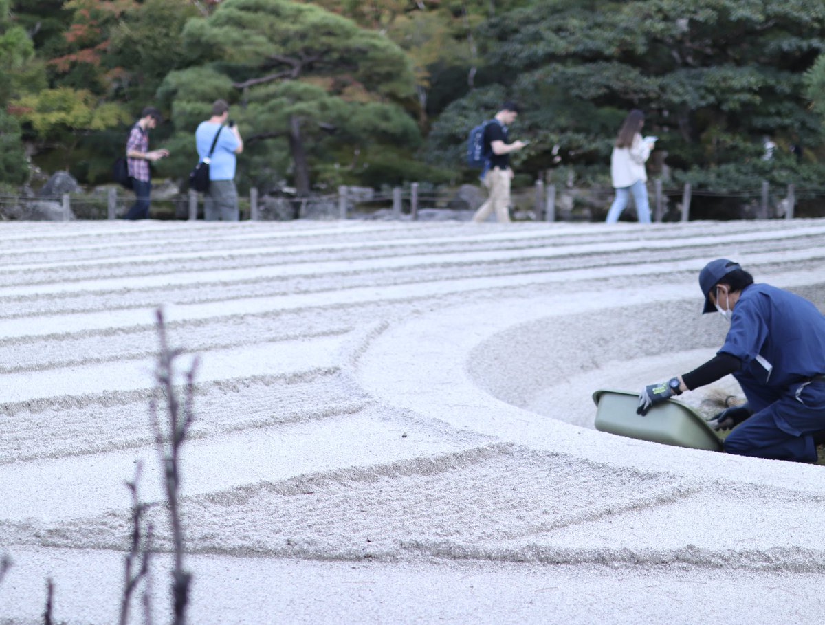 Shin5star's tweet photo. 銀閣寺
随所に匠の技が光る

こういう方達が、大事なモノを守ってるんだな
縁の下の力持ち的存在は何でも偉大。

#銀閣寺
#匠の技
#縁の下の力持ち https://t.co/L1lqzPnXrC
