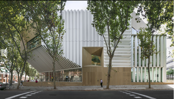 parislima's tweet photo. .@parq  ::: #SUMA_Arquitectura: #BIBLIOTECA_Gabriel_García_Márquez,  provoca   que la #geometría de la #construcción se adapte a las condiciones del  #entorno… en #BARCELONA_España curado por #Benjamin_Zapico, fotos:  #Jesús_Granada…
https://t.co/9CGEP7BZJd https://t.co/SA6meXvFHp