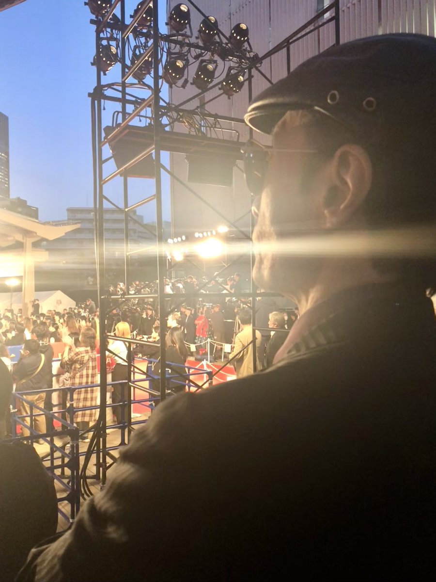#翔んで埼玉ジャパンプレミア

魔夜峰央も本日舞台裏におり、皆さんとご挨拶をさせていただきました

すごい面々に囲まれながらも馴染んでいく魔夜……🤟😎(強い)

公開まであと1ヶ月！早く皆さんに見ていただきたくてしょうがないです🤩

写真は舞台の出演陣を見ている魔夜😎🌹