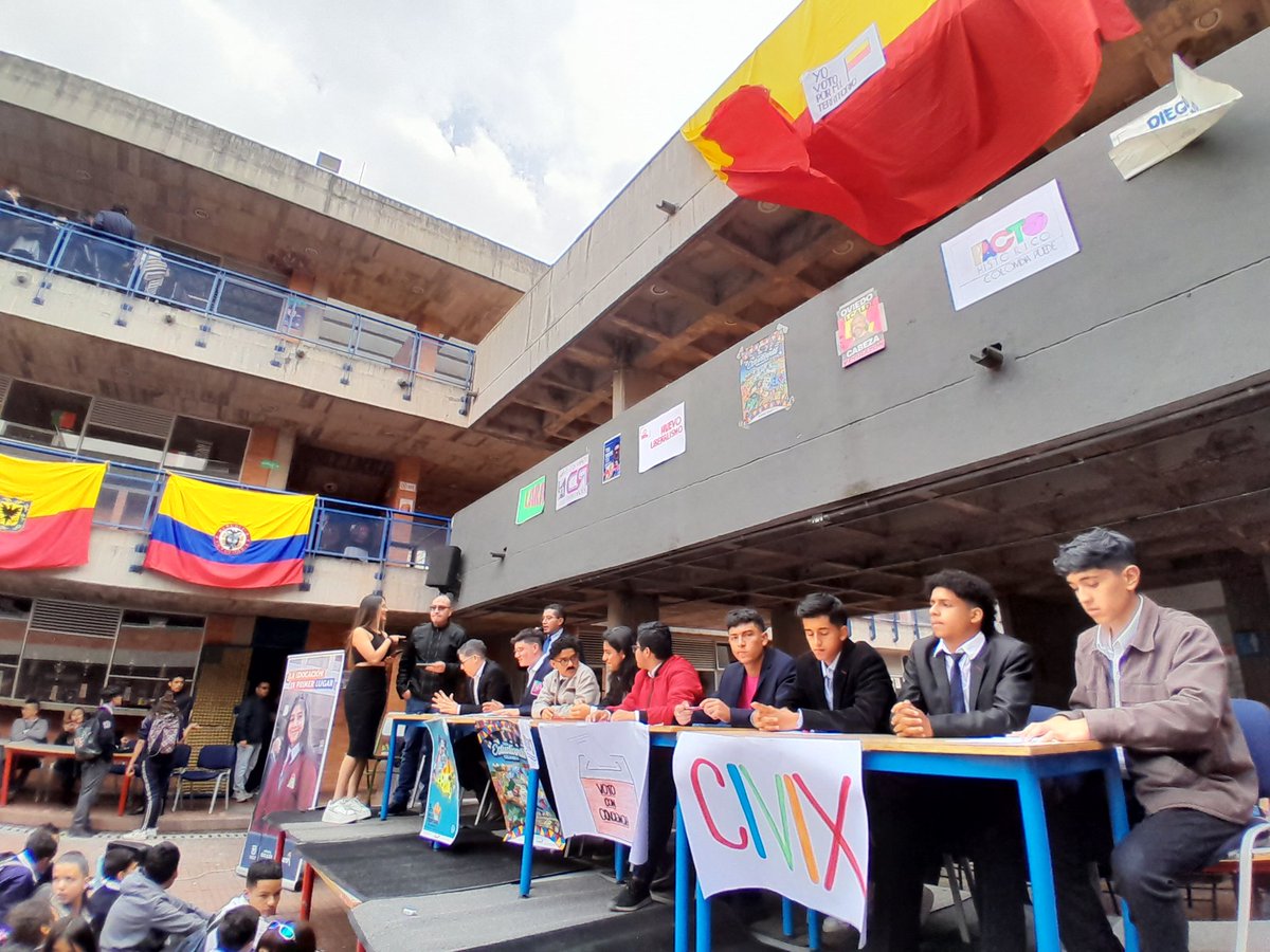 TamaraPaolAH's tweet image. Hoy desde el colegio Cultura Popular seguimos apostando por las capacidades ciudadanas desde el ejercicio simbólico de Voto Estudiantil. 102 colegios en el ejercicio. Construimos #Redespaz