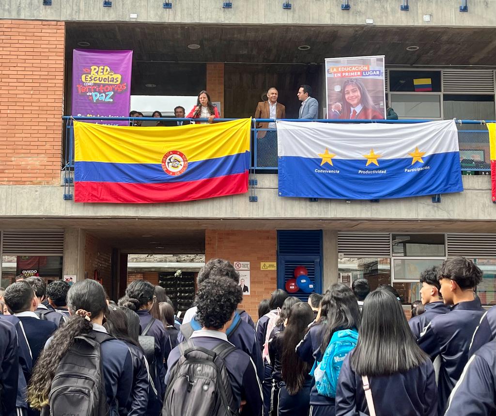 TamaraPaolAH's tweet image. Hoy desde el colegio Cultura Popular seguimos apostando por las capacidades ciudadanas desde el ejercicio simbólico de Voto Estudiantil. 102 colegios en el ejercicio. Construimos #Redespaz