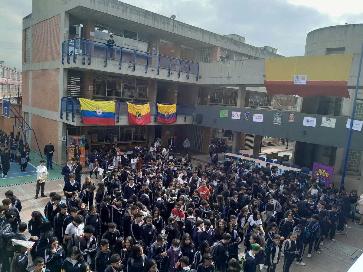 TamaraPaolAH's tweet image. Hoy desde el colegio Cultura Popular seguimos apostando por las capacidades ciudadanas desde el ejercicio simbólico de Voto Estudiantil. 102 colegios en el ejercicio. Construimos #Redespaz