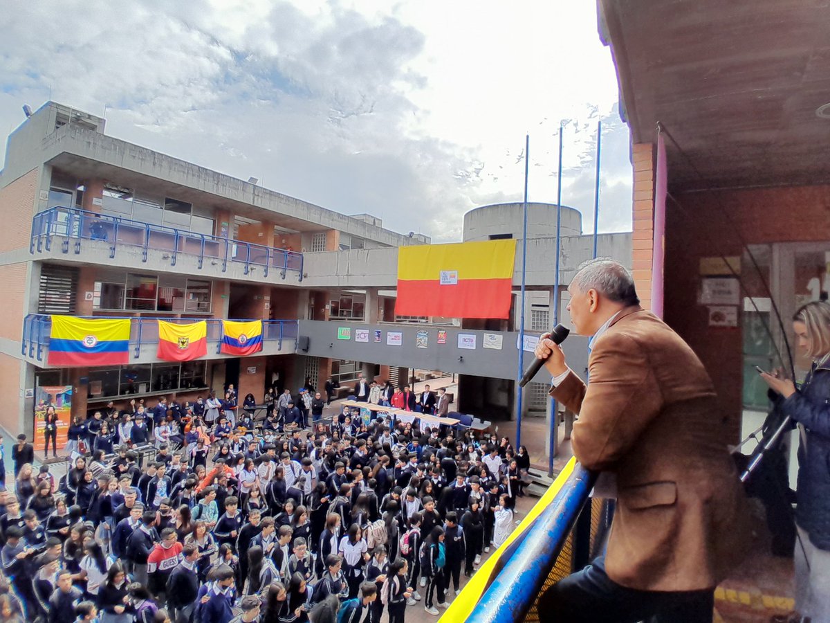 TamaraPaolAH's tweet image. Hoy desde el colegio Cultura Popular seguimos apostando por las capacidades ciudadanas desde el ejercicio simbólico de Voto Estudiantil. 102 colegios en el ejercicio. Construimos #Redespaz