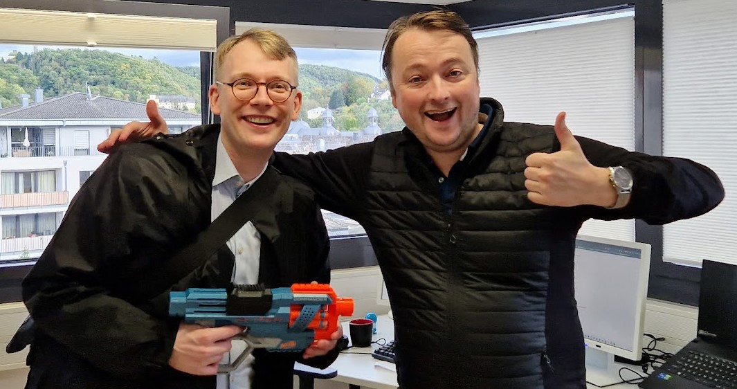 victorvanpelt's tweet photo. @econ_martens gave a great workshop @WHU_edu last Friday about his working paper "Do Firms Listen to Social Media Analysts? Evidence from Seeking Alpha." We gave him some weaponry to fight off our tough questions. It shoots foam bullets. So, no one got hurt, just their dignity. https://t.co/uqO34i9VAW