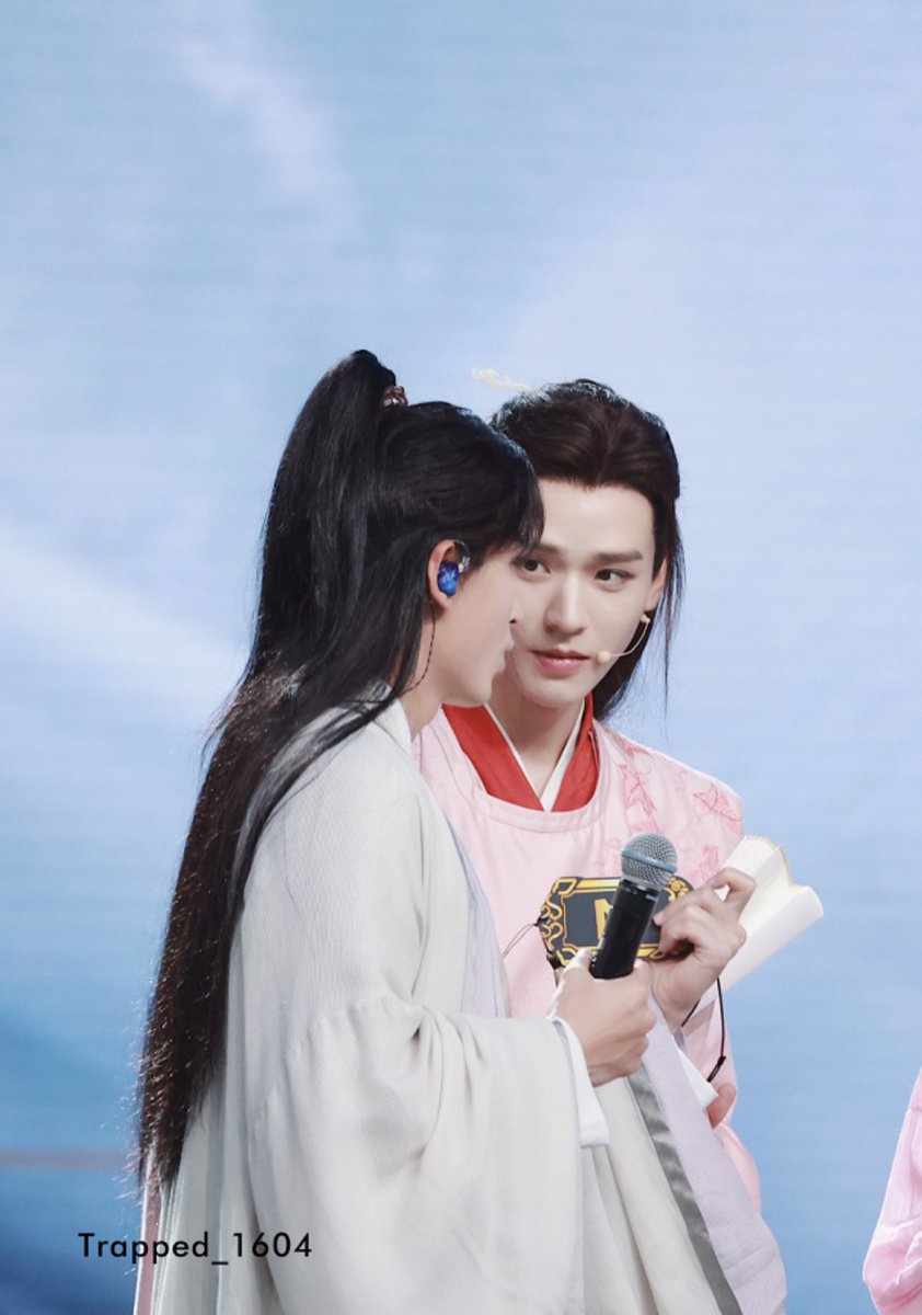 I love looking at the man looking at his darling

cr:on pic