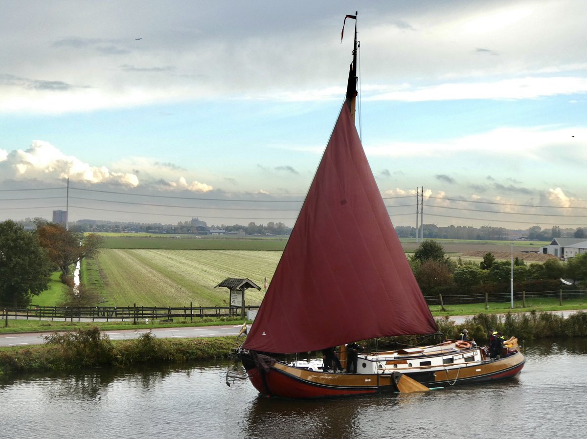 De ‘Nooit vollmaakt’ de eerste <a href="/Strontrace/">Strontrace</a> deelnemer in de vrije klasse die langs Hillegom komt. <a href="/Beurt_Stront/">Zeilvracht</a> #strontrace