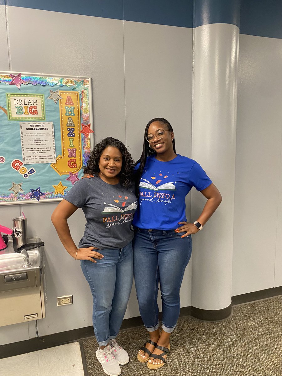 MsYoung2019's tweet photo. Twin day @HildebrandtKISD for #RedRibbonWeek with my girl @DmarieSP ❤️ https://t.co/ghsE0Q9x4q