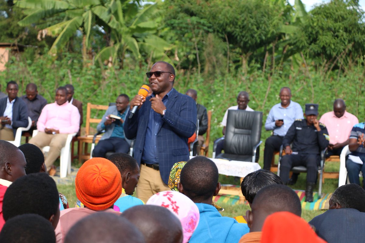 rulindodistrict's tweet photo. Nonaha: Minisitiri muri @RwandaLocalGov @JCMusabyimana yifatanyije n'abaturage b'Umurenge wa Ntarabana, Akagari ka Kajevuba, Umudugudu wa #Gitambi @rulindodistrict, mu Nteko y'abaturage. Abitabiriye inteko barimo gukangurirwa gukora bakikura mu bukene. #GiraWigire https://t.co/R0qhHXKBUX