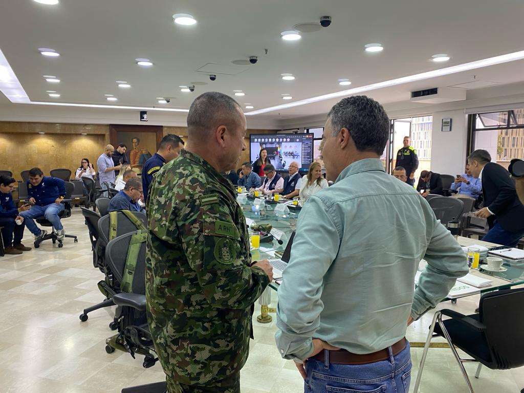 Ejercito_Div7's tweet photo. Nuestro cdte #GeneralMurillo, participa en el Consejo de Seguridad realizado en la @GobAntioquia, donde se buscan generar estrategias que permitan fortalecer el orden, la seguridad y el normal desarrollo de los próximos comicios electorales. #PlanDemocracia2023 https://t.co/T3hl1zaT6v