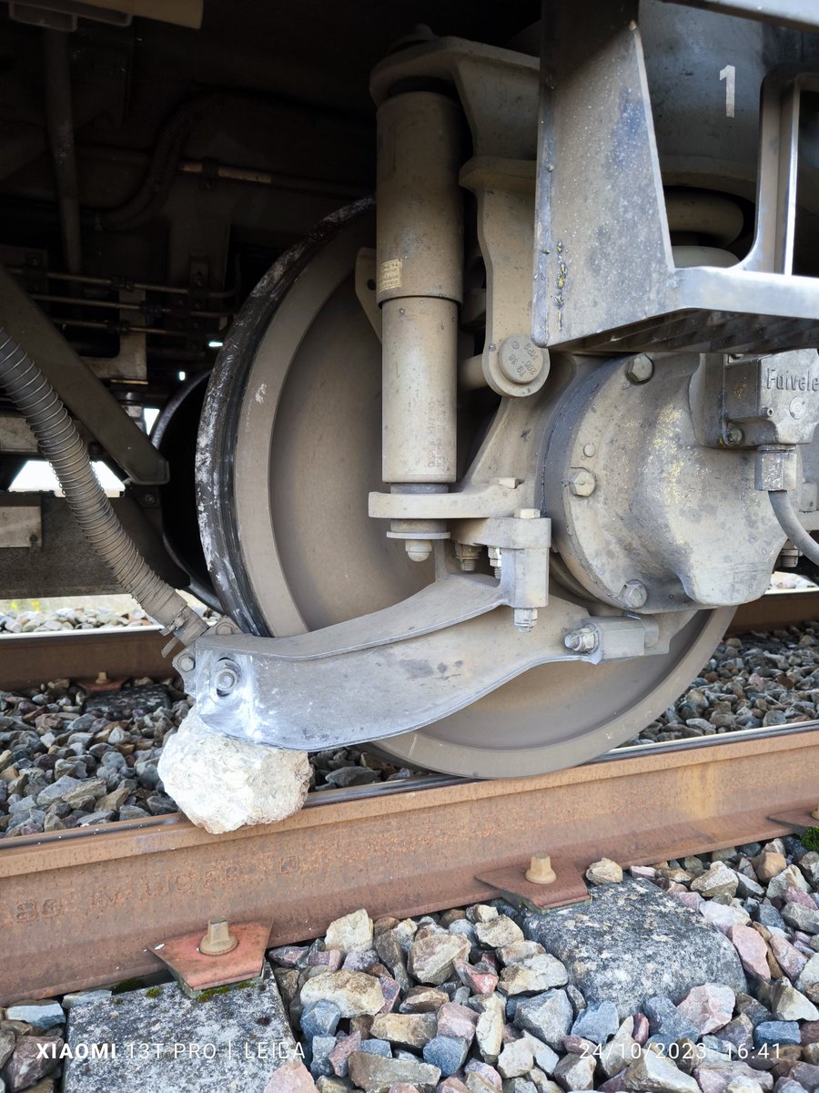 Trainhost's tweet photo. Nous sommes actuellement arrêtés en pleine voie suite à des obstacles entre #Bonneval et #Voves! 
Des Pierres ont été posés sur les voies, ce qui à créé un choc important sur le train. Mon conducteur est obligé de faire des vérifications. @RemiTrain #SNCF @SNCFVoyageurs https://t.co/7DaBjnZOMZ