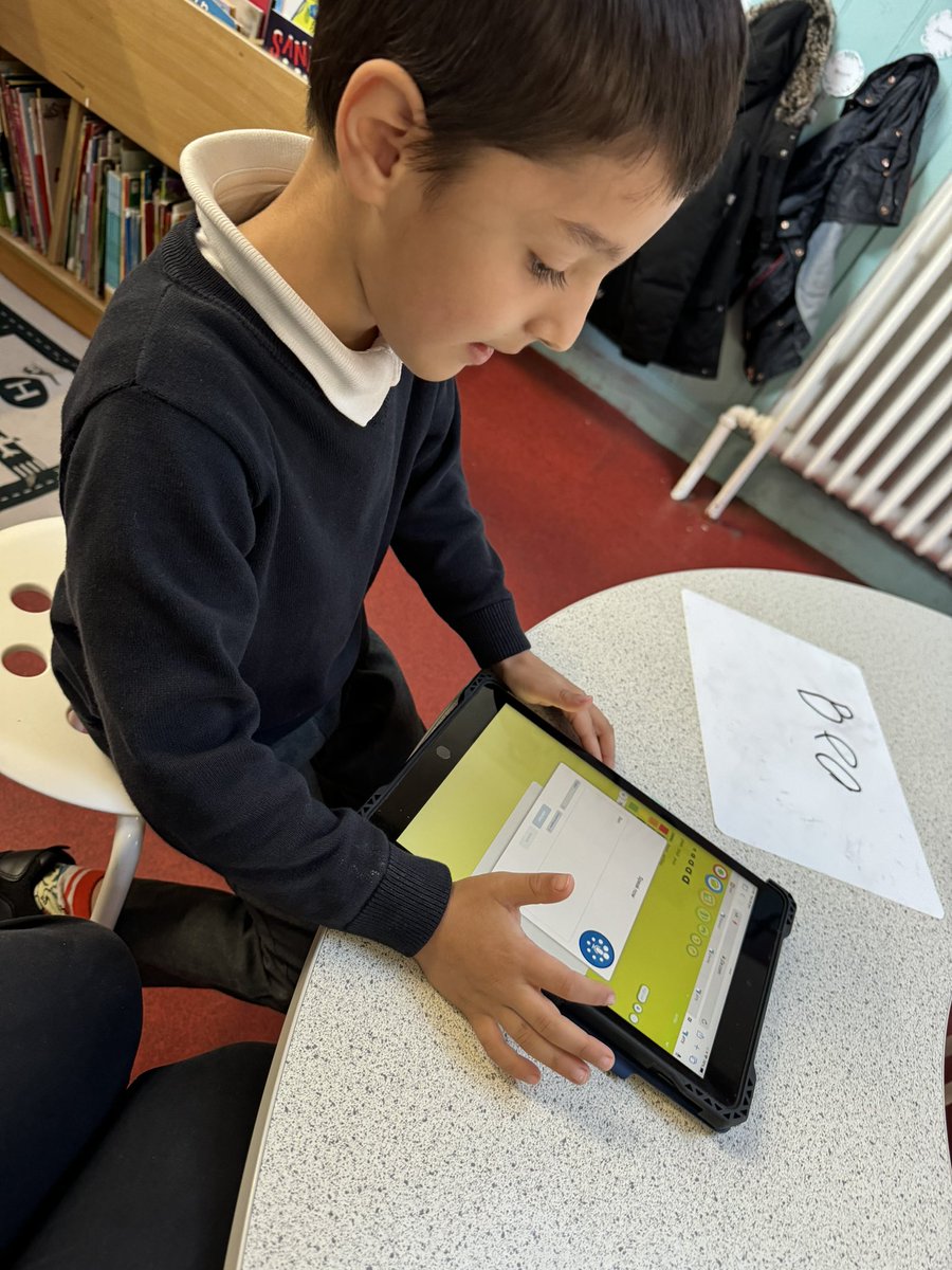 Holtonprimary's tweet photo. #HPSRec are using @just2easy_com to describe fireworks. 🎇🎆 #HPSSciTECH #HPSLanguages https://t.co/5mZKSuXMiY