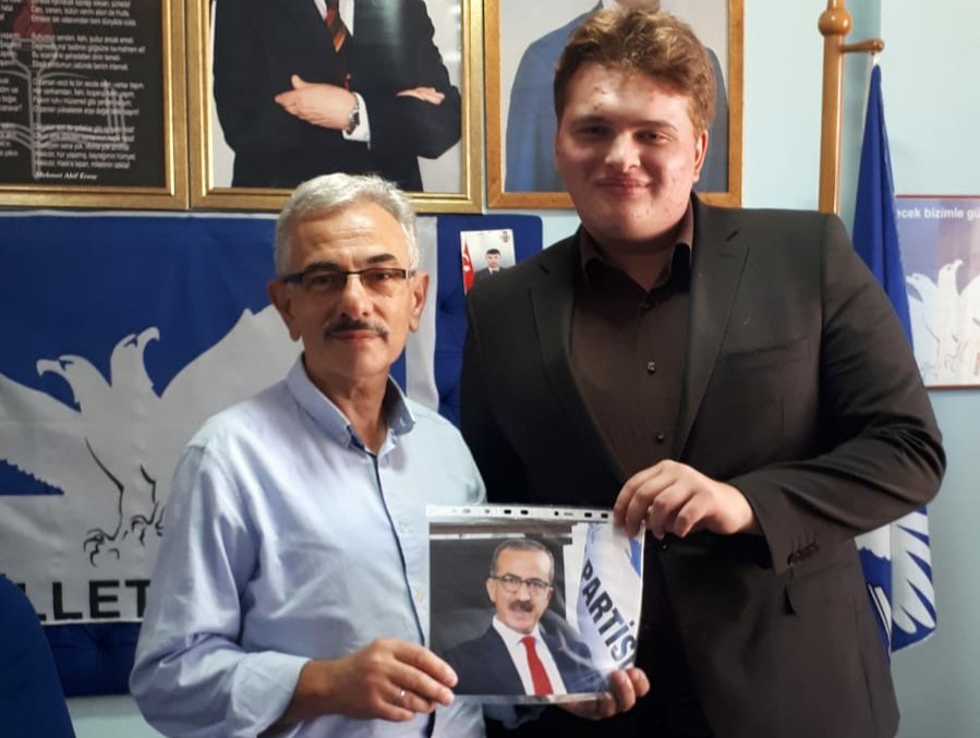 FOTOĞRAF ULAŞTIRILDI

Emir Ali Güner'e Sayın Genel Başkanımızın imzalı fotoğrafı takdim edildi.

Emir Ali Güner sosyal medya hesaplarımıza yazdığı mesajda Sayın Genel Başkanımızın imzalı fotoğrafını istemişti.