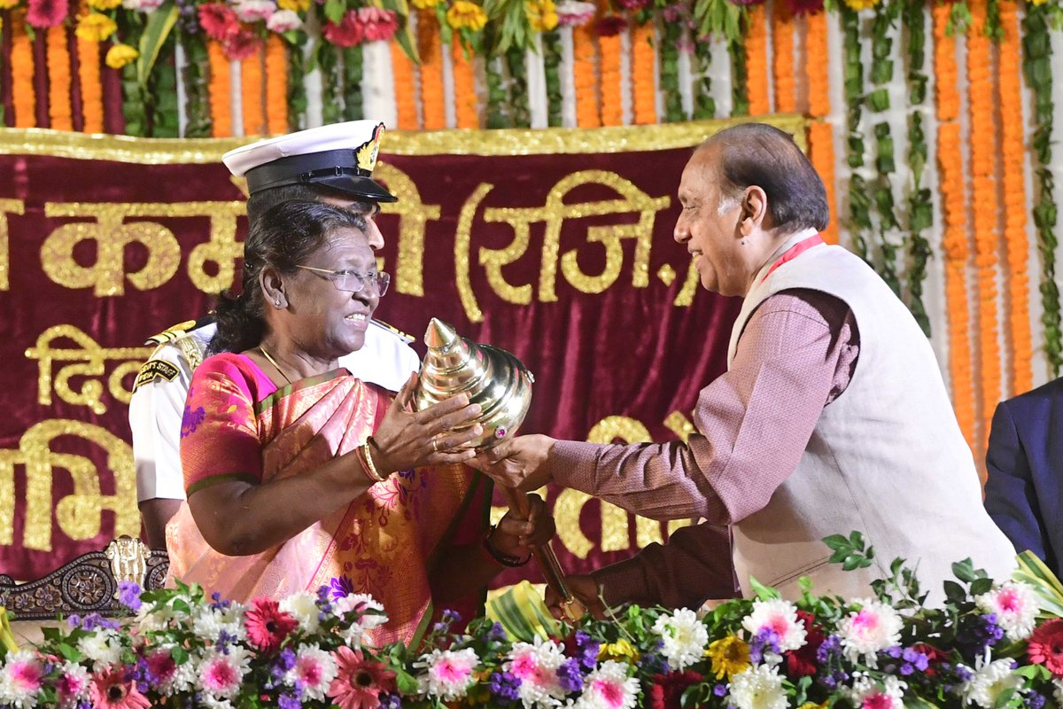 rashtrapatibhvn's tweet photo. President Droupadi Murmu attended Dussehra celebrations at Red Fort in New Delhi. https://t.co/SNkl1O3HGn