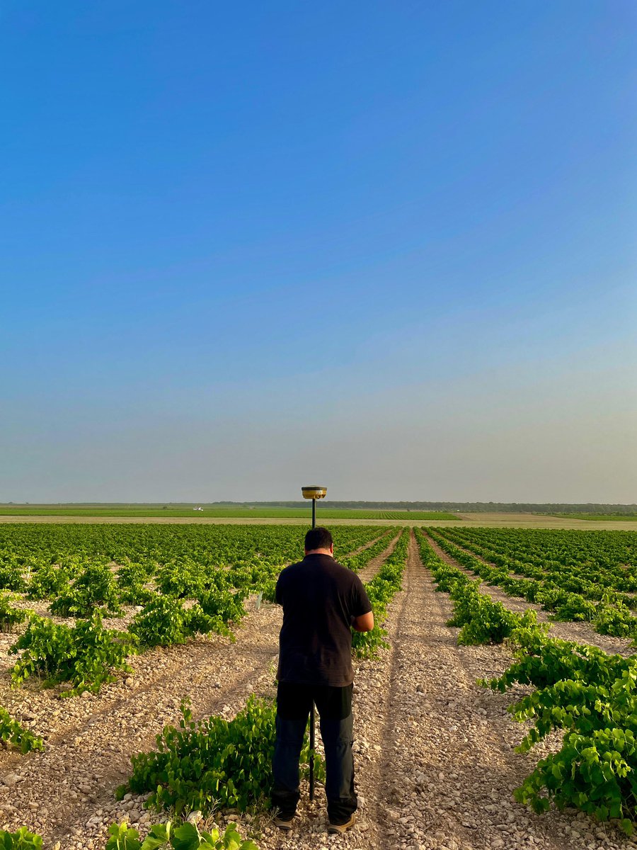 ttyc_ingenieria's tweet photo. 🌳🍇 Nuestro #equipo de campo trabaja hoy entre los viñedos para realizar el #replanteo de una línea eléctrica a 400kv. 

#lidar #lineaelectrica #topografia #cartografia #ttyc https://t.co/MPz3YWihRT