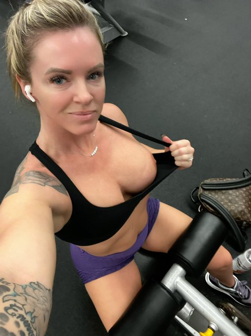 How bout I send you naughty gym selfies then we go fuck in the locker room 😈 https://t.co/5HoEV5H6jD