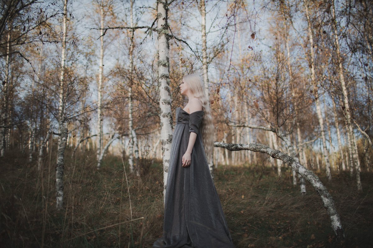Reminiscing of the moments Linnea Syversen and I spent shooting the music video for "Nowhere, Still Somewhere" some years ago around this season 🍂🌿 Captured here by Linnea herself, wearing a piece by the wonderful Hogan McLaughlin amidst a little birch tree forest