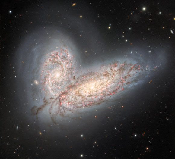 IoniaScience's tweet photo. As counter intuitive as it might sound, when two galaxies collide the stars within generally do not collide!  Even in dense regions of galaxies, the distances between individual stars are vast compared to the sizes of the stars themselves. Galaxies are mostly empty space! ⬇️1/2 https://t.co/he8fyjzP09