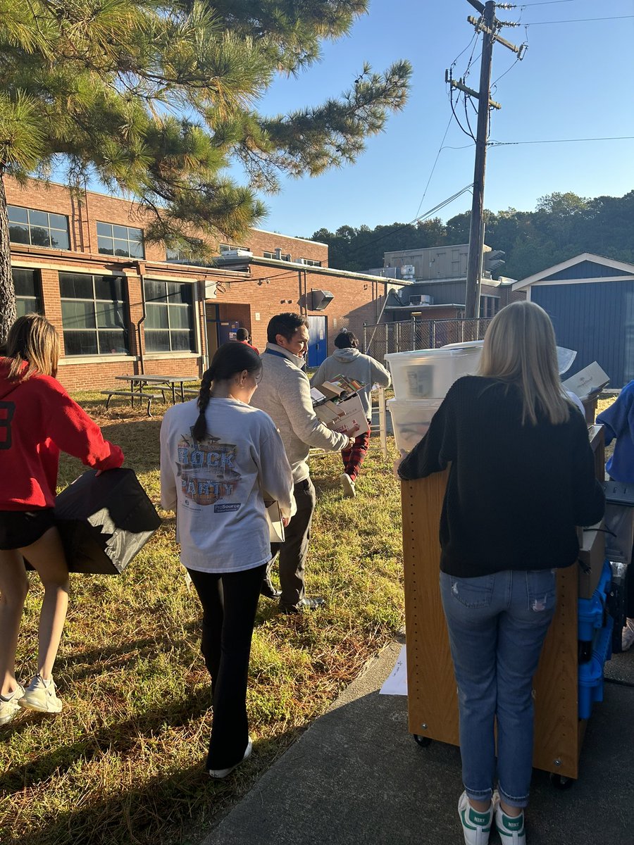 Courtney Smith-Copeland (@csmithcopeland) on Twitter photo @yhsfalcons Senior volunteers visited YMS today to help out the next generation of future falcons! <a href="/ShannonSButler/">Shannon Butler</a> <a href="/brianrfries/">Brian Fries</a> <a href="/CaraTownsend1/">ctownsend</a> @yhsfalcons Senior volunteers visited YMS today to help out the next generation of future falcons! <a href="/ShannonSButler/">Shannon Butler</a> <a href="/brianrfries/">Brian Fries</a> <a href="/CaraTownsend1/">ctownsend</a>