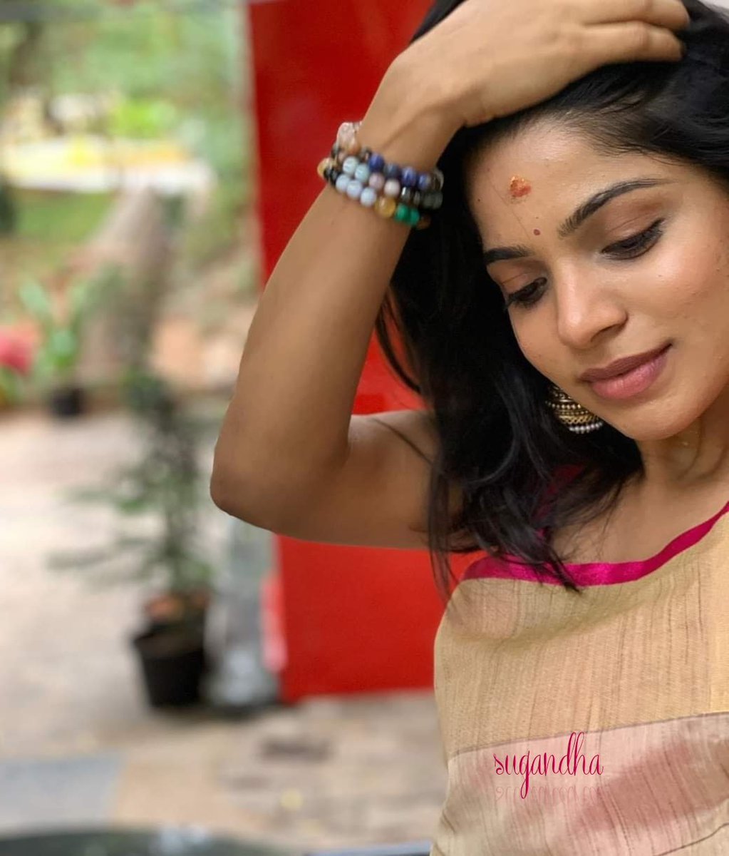 प्रेम की "धारा", बहती है जिसके,
                     दिल में...
    चर्चा उसी' की  होती है हर एक,
                  महफ़िल में...
           
#सुमधुर_सांझ 
#सुगंधा
#जय_श्री_राम‌‌ 
#हैप्पी_दशहरा