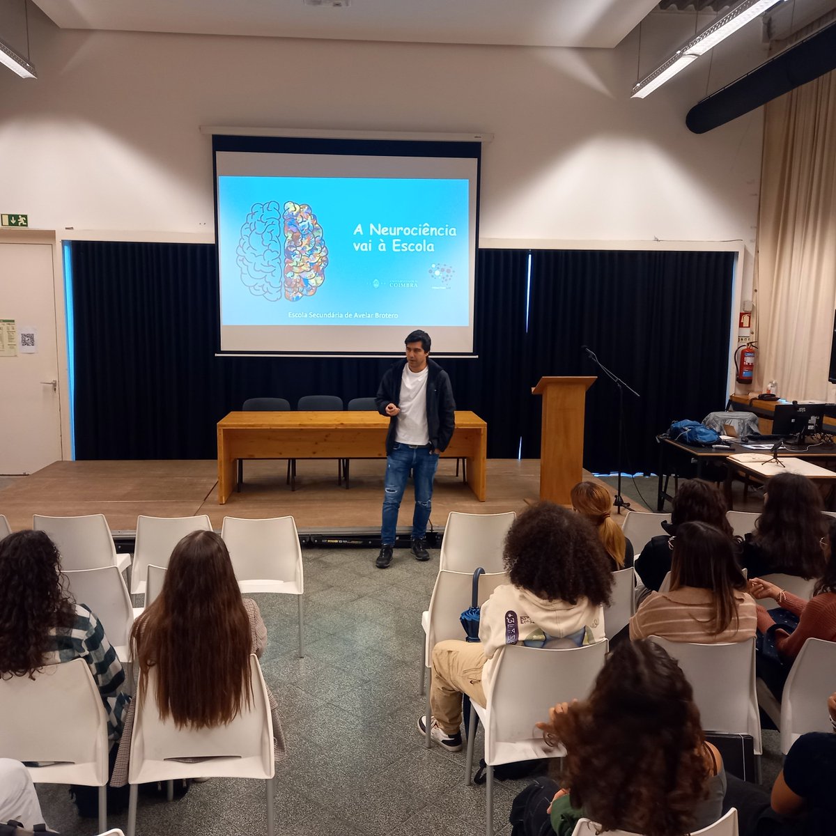 Today, we visited Escola Secundária de Avelar Brotero to talk about neuroscience to high school students. Well done, André Peres! 👏