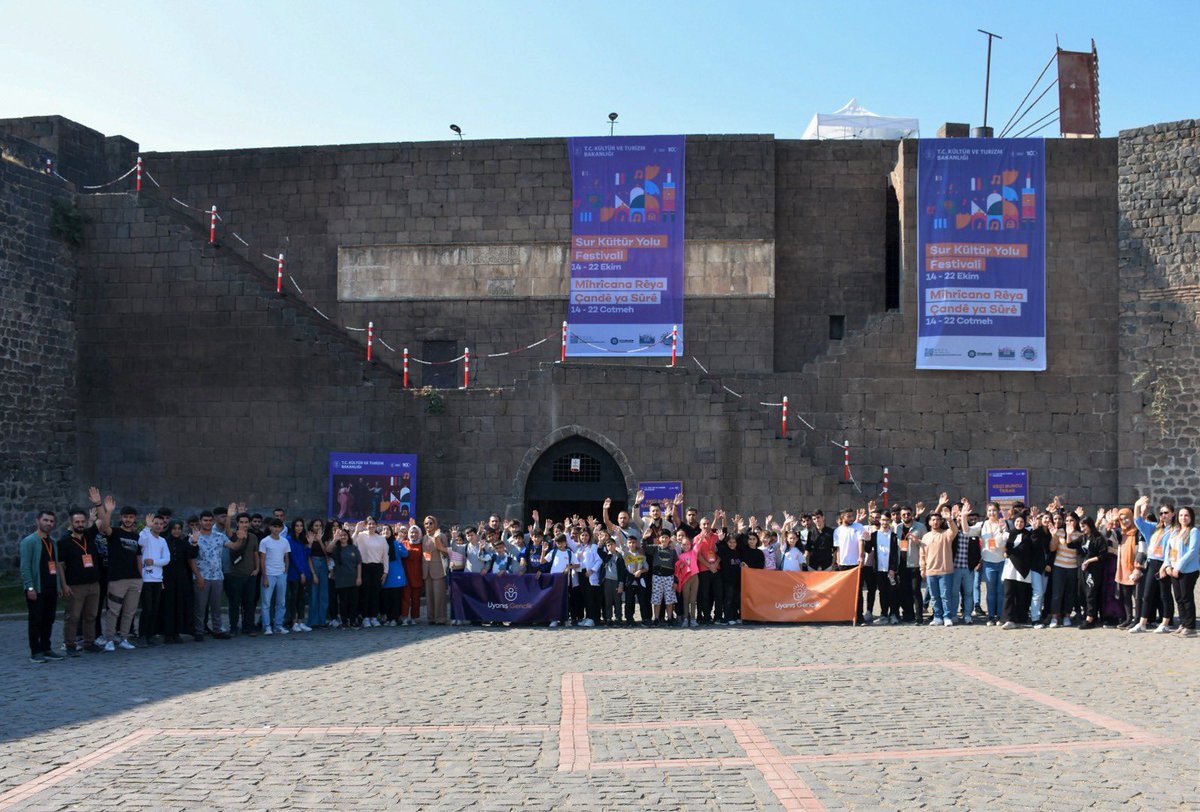 diyarbakirbld's tweet photo. Çocuklarımız bu festivali çok sevdi 

📌Bilgievi, Akademi Lise ve Konukevi Kız Yurdu’muzda eğitim gören

1️⃣5️⃣3️⃣0️⃣ öğrencimiz

#SurKültürYolu Festivalindeki;

🎭 Tiyatro
📽️ Sinema ve
🔭 Gökyüzü gözlem

Etkinliklerinde gönüllerince eğlendi, öğrendi.

#BaşımGözümÜstüne #Diyarbakır https://t.co/3eTORLSMX8