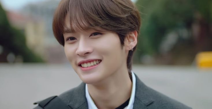 。　♡︎ ⊹　　♡︎。　　♡︎ 
⋆。　＼　　｜　　／。　⋆
.  .Happy birthday to our,
   ♡︎  Lee Know    !!    ♡︎
⋆。　／　　｜　　＼⊹　⋆ 
⊹　♡︎。 　　+　　♡︎。