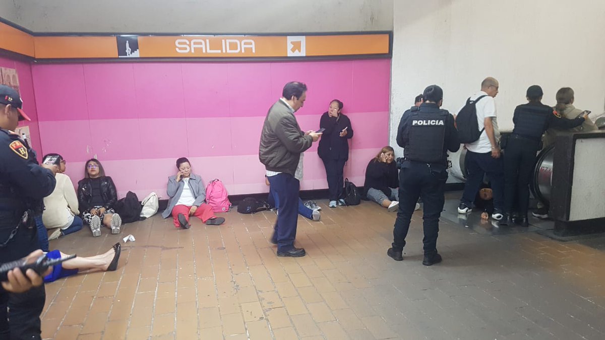 AztecaNoticias's tweet image. #ÚLTIMAHORA | Escalera mecánica del @MetroCDMX se paraliza y retrocede,provocando la caída de seis personas.

Información en proceso.

📷 | @luismiguelbaraa.