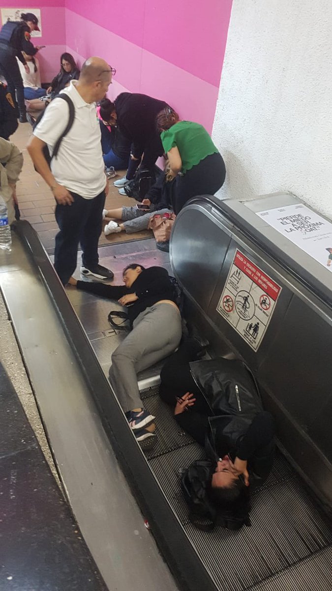 AztecaNoticias's tweet image. #ÚLTIMAHORA | Escalera mecánica del @MetroCDMX se paraliza y retrocede,provocando la caída de seis personas.

Información en proceso.

📷 | @luismiguelbaraa.