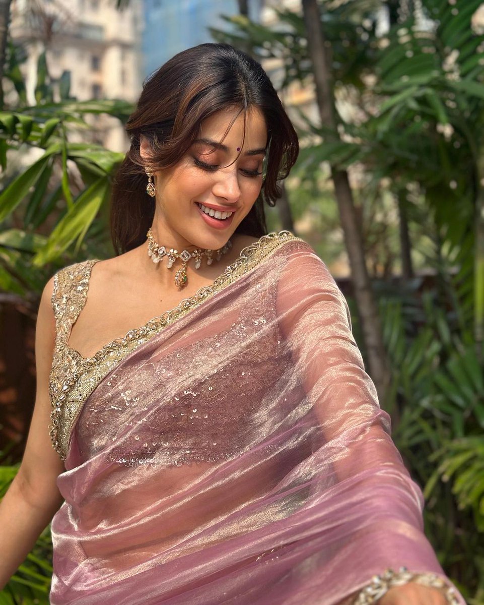CinematicSaga's tweet photo. Elegance and Beauty redefined in Six yards!! 🩷✨

#JanhviKapoor #Janhvi #Devara #NTR #Sridevi #Bollywood #BrandedFeatures #Telugu https://t.co/Rkvms1g3Du