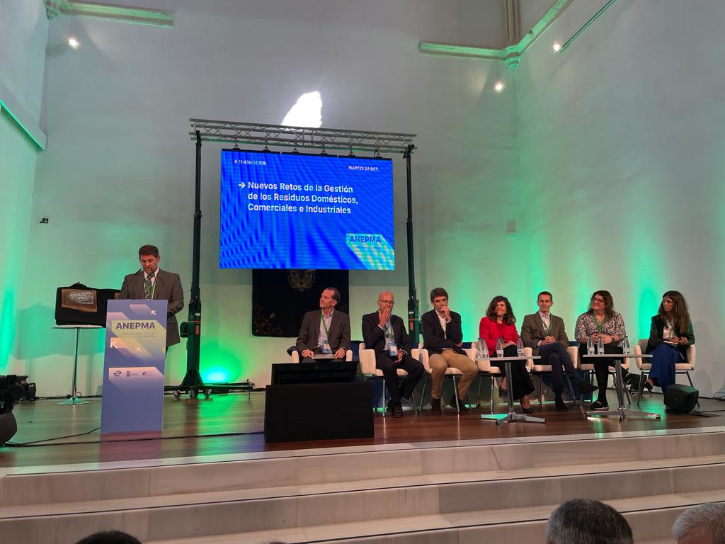 EspacioAnepma's tweet image. Muy interesante la sesión de #jornadasanepma 2023 "Nuevos Retos de la Gestión de los Residuos Domésticos, Comerciales e Industriales". 

Con @ecoembes  @ecovidrio #Procircular @ecophir #IMPLICA @Genci_EC  y @HacesMas 

@CarmonaAyto #ANEPMA
