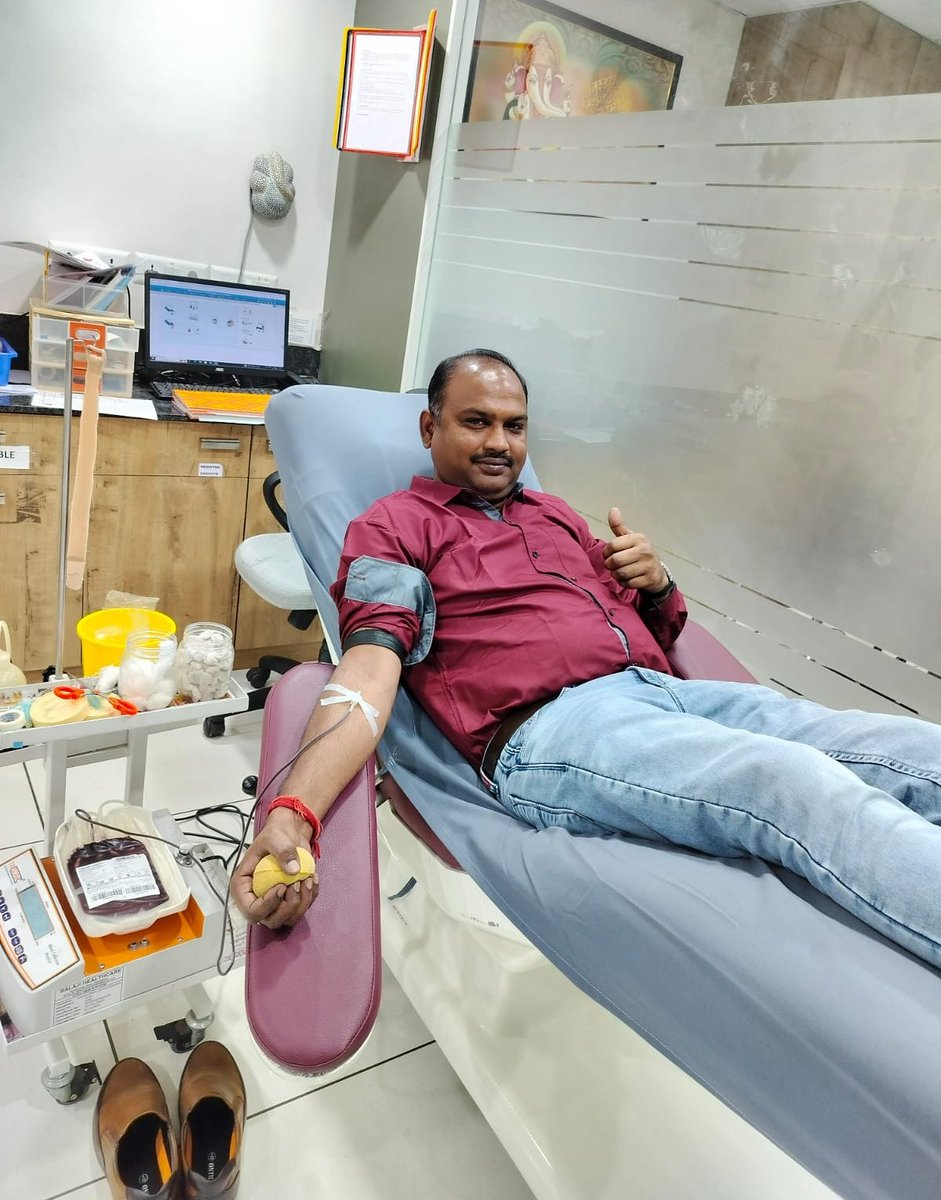 ध्वनि ब्लड सेन्टर #बड़ौदरा #गुजरात के डायरेक्टर #_श्री_अश्विन_गुप्ता_जी ने आज अपना अमूल्य #रक्तदान किया
आपको तहेदिल से धन्यवाद आपने रक्त देकर किसी की जिंदगी बचाने में अपनी महत्वपूर्ण भूमिका निभाई
हेल्पिंग हैंड्स ग्रुप आपकी सेवा को नमन करता हैं आपको तहेदिल से #धन्यवाद
#vadodara