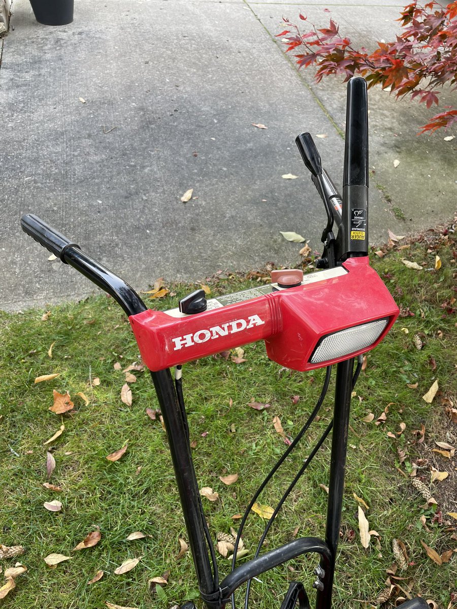 AsterixMonck's tweet photo. Fresh oil and hydrostatic fluid. Bring on winter @HondaCanada #love https://t.co/Dr9uVCWruB