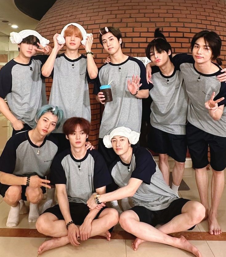 tenderquokka's tweet photo. El lenguaje de amor de Lee Know con los miembros de skz y STAY —un hilo muy necesario que te dejará sensible y te hará feliz por el resto del día 𖧧 https://t.co/xnVuzwrO3p
