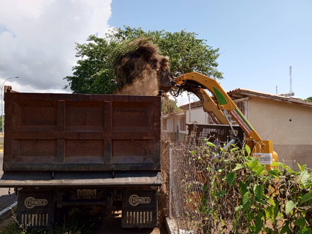 comandosergioh's tweet image. Otro frente de trabajo se mantiene efectuando las labores de limpieza en los planteles educativos de Ciudad Bolívar #5VecesSí @NicolasMaduro