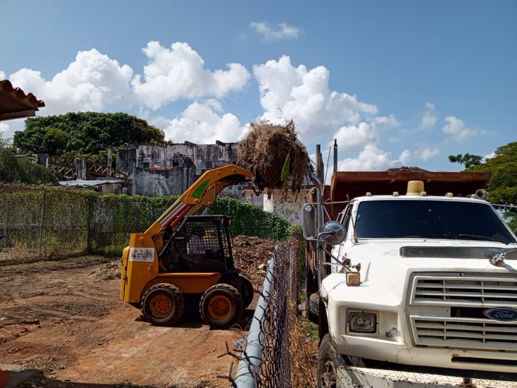 comandosergioh's tweet image. Otro frente de trabajo se mantiene efectuando las labores de limpieza en los planteles educativos de Ciudad Bolívar #5VecesSí @NicolasMaduro