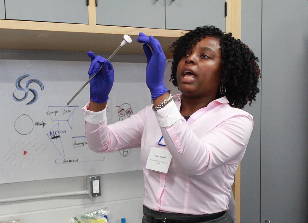 rousseltc's tweet photo. 🇨🇲 🇨🇲 Alvine Kamaha, Pr de physique à l'Univ de Californie Los Angeles!, a gagné  le très prestigieux prix Edward A. Bouchet de la Sté USA de Physique.
Elle a été recompensée, entre autre pour ses travaux de recherche de la matière noire dans l'Univers !!
Src: Arsene biwole https://t.co/M9WYFPv0sH