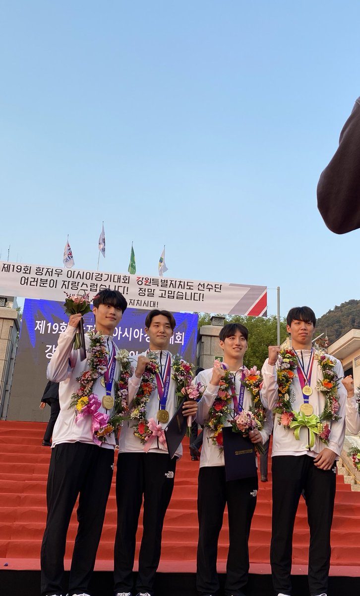 _freestyleee's tweet photo. 내년에 이 자리 또 올 수 있길,,,
차 타고!!ㅋㅋㅋㅋ🚍💐 https://t.co/kz6cuG1GlX