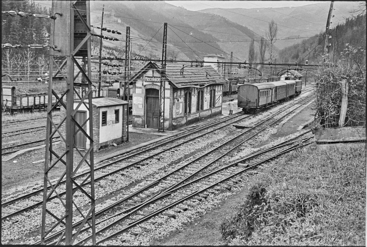 Estación de Vergara Mekolalde ( Gipuzkoa ), en el desaparecido Ferrocarril Vasco-Navarro .-
Foto : Fondo Toribio Jauregi Berasategi