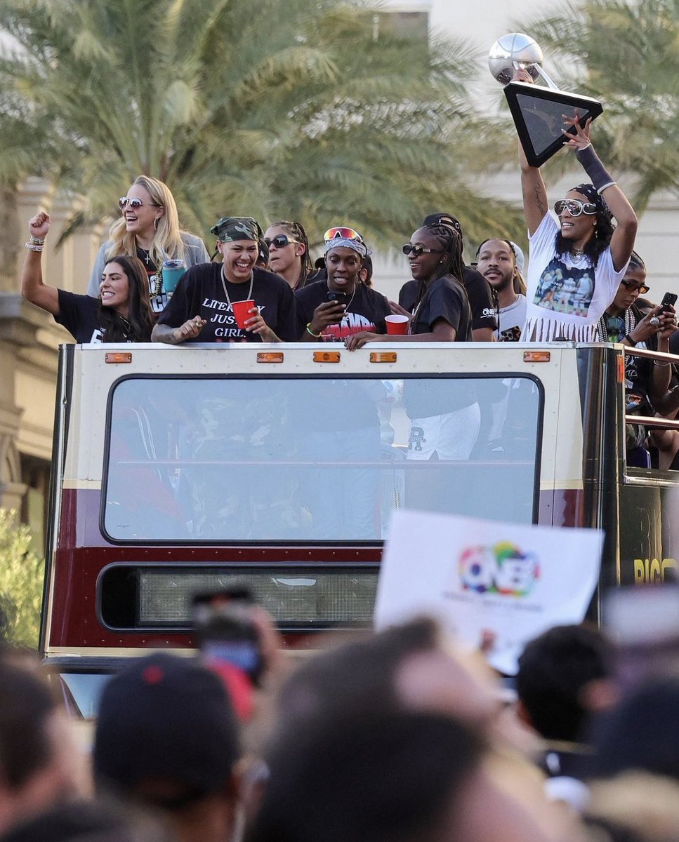 tayfungozunden's tweet photo. WNBA’de kupa evinde 🏀🏆🔥
Las Vegas Aces 💯👏🏼💪🏾
#LasVegas #Aces #AcesParade https://t.co/8RoX0rbtnB