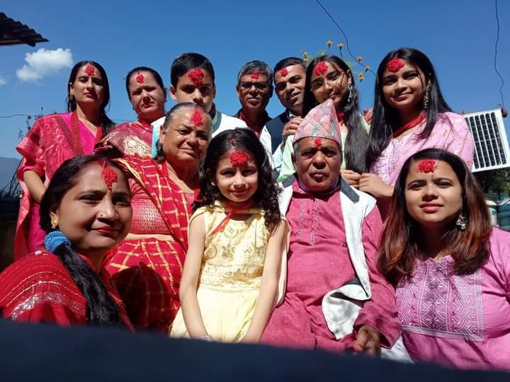 IshworRijal19's tweet photo. बुवा आमा  दाई भाउजूको  को  हातबाट टिका-जमरा ग्रहण गरियो ! साथै भाइ बुहारी सर���मिला,  छोरीहरु आकृति चेतना आस्था र आसा छाेरा संघर्ष सहित संयुक्त परिवारमा हर्सोल्लास साथ  दशैँ मनाइयो  । दिदी भगवती ,भाइ केदार र छाेरा सुयाेग्य लाई मिस गरियो । https://t.co/zlb5Fsk8OO